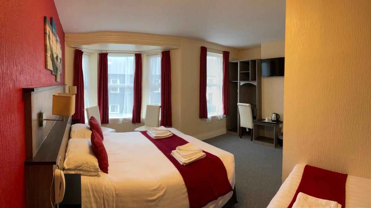 The Port Hotel Portrush Exteriör bild